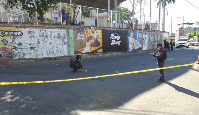 Las víctimas estaban sentadas tomando cerveza en la esquina de la calle 17 con avenida 9 cuando fueron atacadas por dos hombres armados que se movilizaban en una motocicleta.
La Opinión