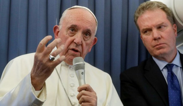 Greg Burke (dcha), miembro del Opus Dei, influyente institución conservadora de la Iglesia Católica. AFP