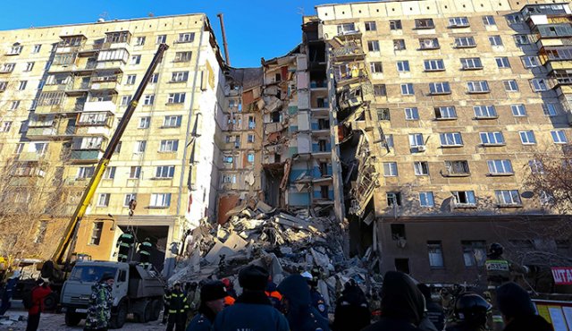 Unas 1.100 personas vivían en este edificio de hormigón de 35 pisos construido en 1973 durante la época soviética. AFP