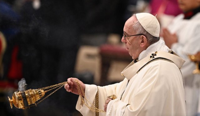 El papa recordó el oro, el incienso y la mirra mencionados en los evangelios, como símbolos de los regalos que se deben dar a Dios. AFP