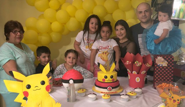 Rodeada de su familia. Colprensa