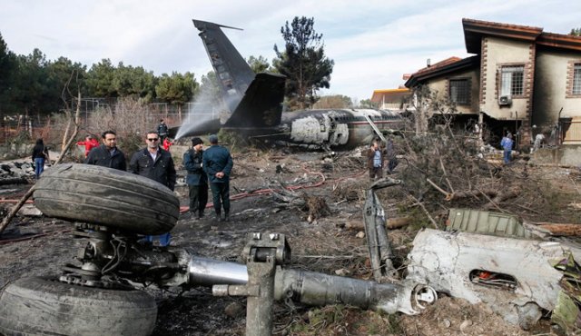 Los investigadores encontraron la caja negra del avión, con la cual podrán brindar más detalles sobre el accidente. AFP