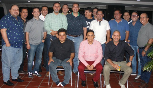 Luis Corzo Mantilla, Fabián Amorocho Pérez, Jhon Olarte, Carlos Carvajal, Alfonso Parra, Romel Mogollón Páez, Carlos Alberto Molina, Javier Ulises Yáñez, Douglas Superlano, José Darío Moros, Darwin Alexander Yudex, Gustavo Álvarez, Henry Gil, Andrés Mora y Fernando Yáñez. Sentados: Wilson Alberto Cárdenas, Yebrail Alexis Romero Arcos y Hugo Rodríguez. Cortesía