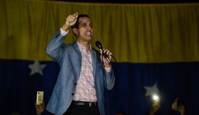 Espigado y de corto cabello negro que empieza a pintar sus primeras canas, Guaidó se convirtió el pasado 5 de enero en el presidente más joven que haya tenido la Asamblea Nacional. AFP
