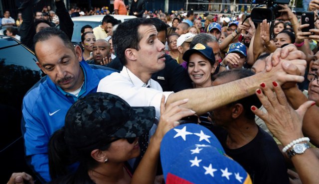 Juan Guaidó, presidente de la Asamblea Nacional, declaró a periodistas que los embajadores ratificaron su reconocimiento al Parlamento de Venezuela. AFP