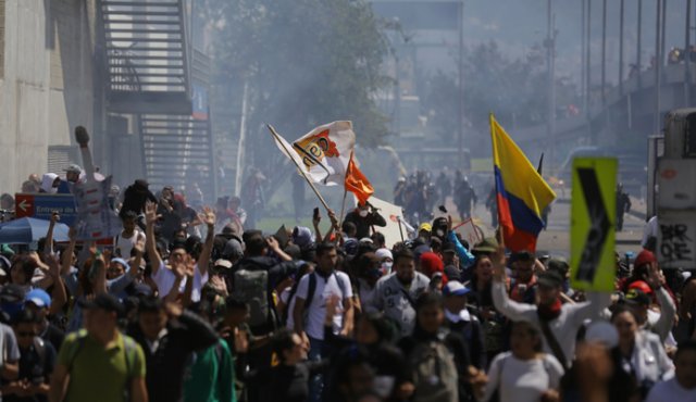 Estudiantes de las universidades públicas del país y las centrales obreras, marcharon en noviembre de 2018 en contra de la reforma tributaria y reclamaron el incremento del presupuesto a la educación. Colprensa
