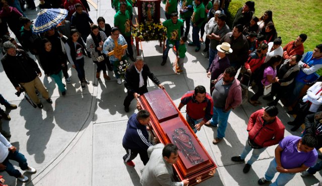 Familiares y amigos de César Jiménez, una de las 73 víctimas de un incendio en una toma ilegal de un oleoducto en Tlahuelilpan, asisten a su funeral. AFP