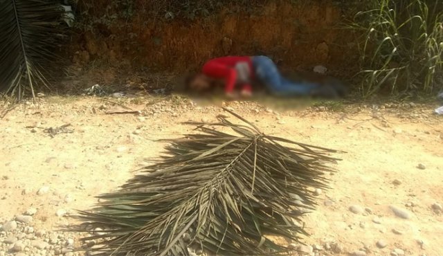 El cadáver fue hallado a un costado de la carretera polvorienta. Cortesía