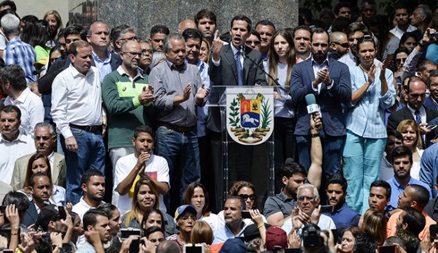 Ante cientos de seguidores en la plaza central de Chacao (este de Caracas), Juan Guaidó, rechazó el diálogo que le propuso Nicolás Maduro. AFP