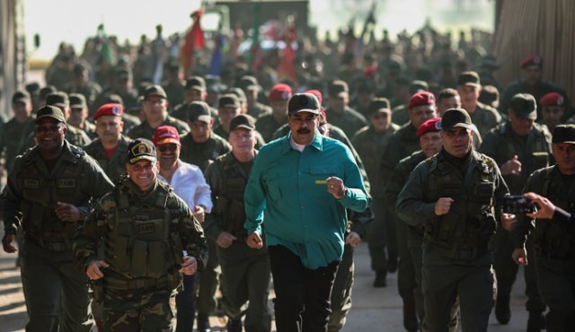 El mandatario venezolano detalló que las visitas que realizará a partir de este domingo a diferentes destacamentos militares tienen como objetivo la preparación de grandes ejercicios militares entre el 10 y el 15 de febrero. AFP