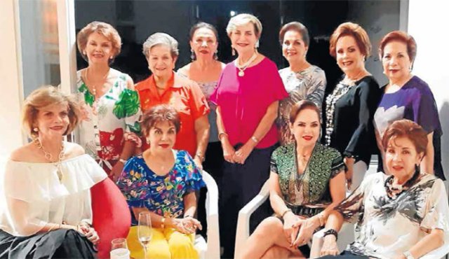 Betty de Correal, Martha de Benedetti, Clarita Sánchez, Contanza García Herreros, Nassire Saffi, Magaly de Canal y Mercedes de Hidalgo. Sentadas: Ligia de Haddad. Elsa de González, Silvia Faillace y Betty de Lamk. Cortesía