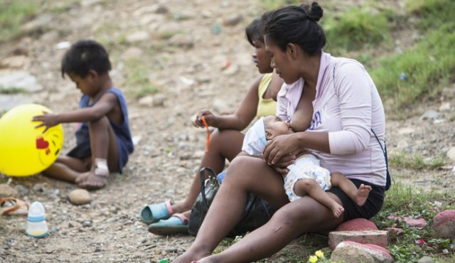 Los mayores riesgos los padecen los niños provenientes de etnias como la yukpa y sirapta, aunque los nortesantandereanos no se quedan atrás.
La falta de servicios públicos, seguridad social, entre otros factores, agravan la situación.
Archivo