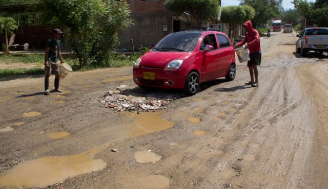 En su paso por El Rodeo la carretera, a juicio de los vecinos, parece un colador por la gran cantidad de huecos.
Alfredo Estévez / La Opinión