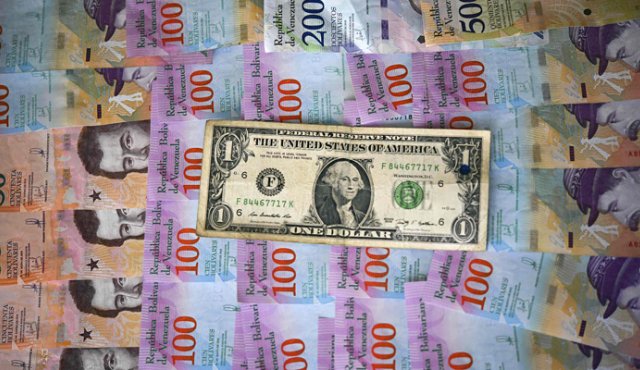 El nuevo esquema cambiario inició con un valor referencial de 3.200 bolívares por dólar. Tasa superior a la del mercado paralelo (2.800-3.000 bolívares soberanos). Archivo