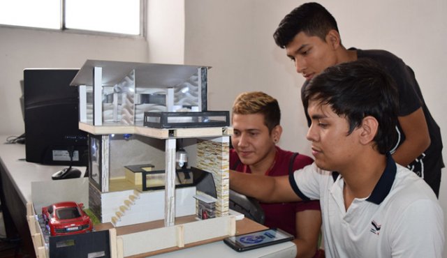 Decenas de estudiantes quedarán sin estudiar con el apoyo de las becas que cubrían el 60 por ciento de la matrícula. La Asamblea tuvo que aprobar la ordenanza para eliminar el cobro, en cumplimiento de una sentencia del Consejo de Estado. Archivo