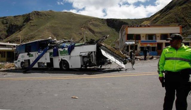 Para la defensa de los detenidos es casi improbable que la Fiscalía de Ecuador pueda comprobar que ellos participaron en el delito de narcotráfico, que es por el cual serían juzgados. Así quedó el bus tras el choque.
Colprensa