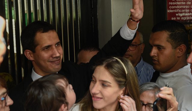"No me van a amedrentar", dijo a la prensa el líder opositor, de 35 años, con su hija de 20 meses en brazos, a las puertas de su casa en Caracas. AFP