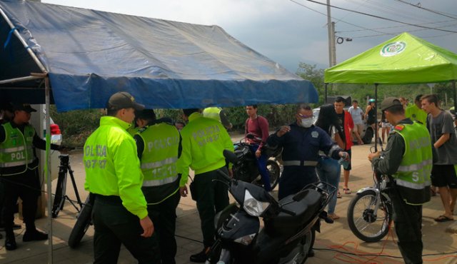 En el colegio Bicentenario, vía a Estoraques participaron 150 motocicletas. Policía