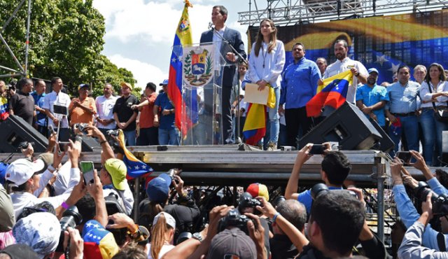Los centros de acopio estarán en Colombia, una isla del Caribe y Brasil, según Guaidó. AFP