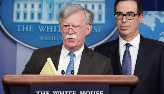 El asesor de Trump deseó en su tuit a Maduro "una larga y tranquila jubilación, viviendo en una bonita playa en algún lugar lejos de Venezuela". AFP