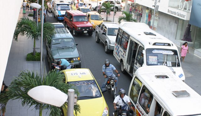 Las autoridades de tránsito evalúan la posibilidad de que se implemente un placa-día para toda la ciudad a partir de marzo, con lo cual se pueda garantizar la movilidad a los ciudadanos. Archivo