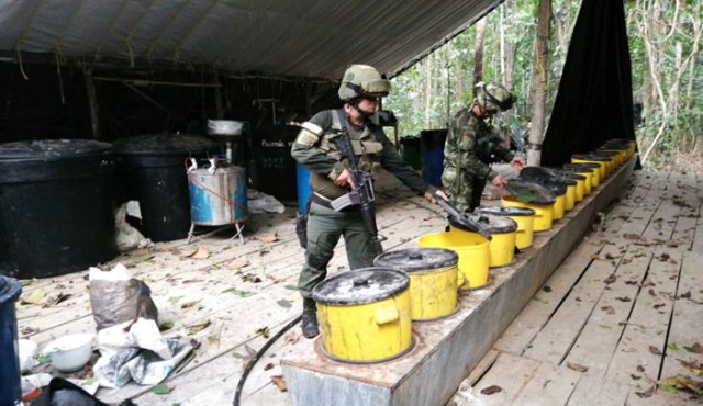 Las autoridades destruyeron la maquinaria hallada en el laboratorio artesanal. Ejército Nacional