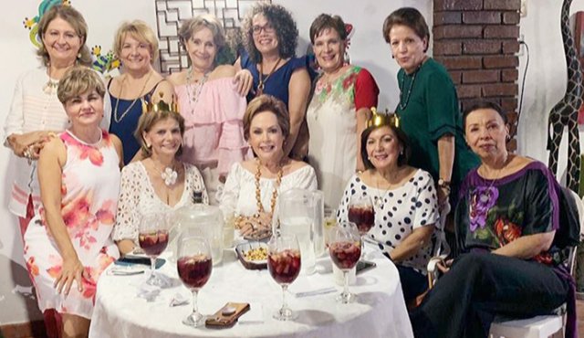 Melani Canal, Martha Vargas, María Beatriz Blanco, Carolina Escalante, Luz Stella de Carrasco y Eleonora Barrera. Sentadas: Elizabeth Guerrero, Ligia de Haddad, Magali Canal, Piedad Yáñez y Clarita Sánchez. Cortesía