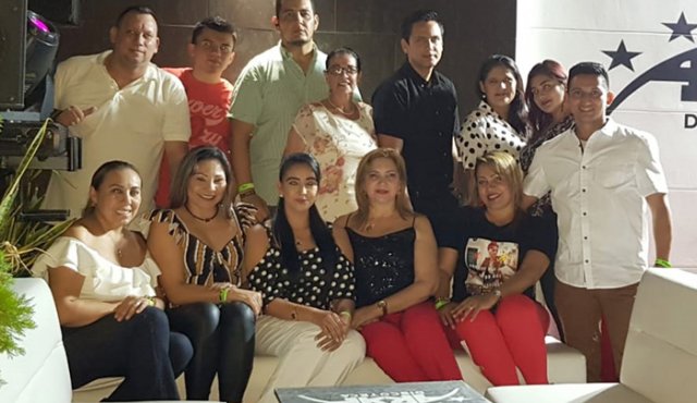 Carlos Sayago, Jesús Sossa, Iván Ángel, Julia Rivera, Freddy Carvajal, María Laguado, Andrea Gómez y Wilmer Betancourt. Sentados: Yenny Reyes, Nancy Bustos, Leticia Sánchez, Sandra Lizcano y Francy Archila. Cortesía
