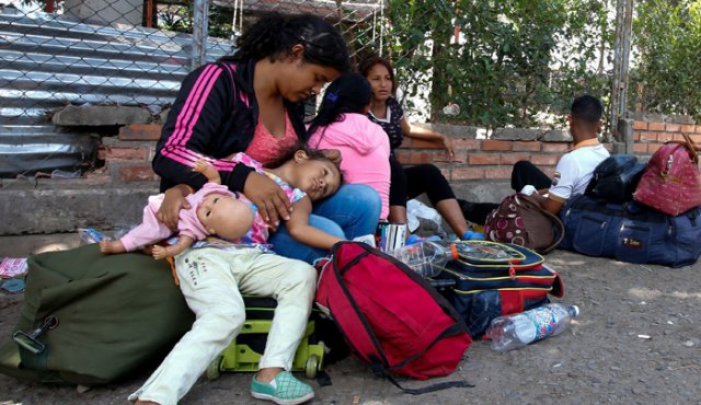 Miles de venezolanos cruzan diariamente la frontera, huyendo de la crisis económica y social que azota el país vecino. Archivo