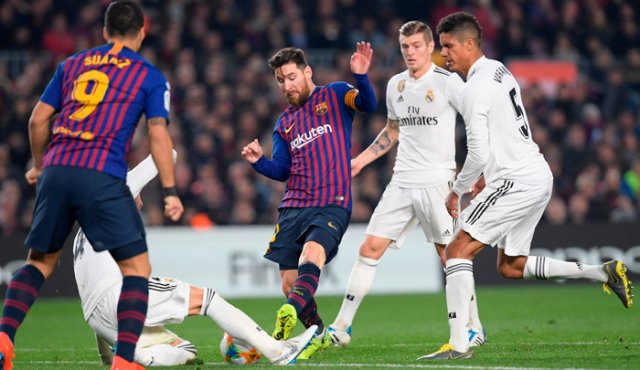 El pasaje para la final de la Copa del Rey se jugará el 27 de febrero en la vuelta en el Santiago Bernabéu, antes de disputar el fin de semana siguiente el clásico de Liga. AFP