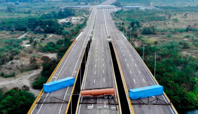 El paso por el puente de tienditas quedó bloqueado por parte de las autoridades venezolanas desde el martes. AFP