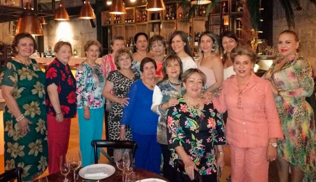 Nelly Rubio, Raquel de Gélvez, Esperanza de la Cuadra, Cecilia Acosta, Teresa de Ortiz, Rosmira de Suárez, Magda Puerto, Marisol Puerto, Isabel Bautista, Cecilia Contreras, Alicia Acosta, Rosita Ballen, Marelsa Avila, Esperanza de López y Olguita Valderrama. Cortesía