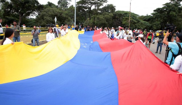 Médicos tachirenses pasaron a Cúcuta por el puente internacional Simón Bolívar, y llegaron hasta Tienditas, donde dijeron ser las voces de sus pacientes. César Obando