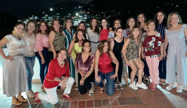 En orden; fila de arriba Claudia Torrado, Damaris Correa, Claudia Jaimes, Marcela Porras, Rocío Hernndez, Ketty LaRoche, Carolina Silva, Marcelita Román, Itala González, Fabiola Vergel, Livia Arias, Zobeyda Casanova y Nancy de Parra. Inclinadas; Emérita de Franco, María Cristina Carvajal, Sandra Gómez, Lulú Barco, Bibiana Chacón, Yolanda Cortez y Myriam Villamarín. Cortesía