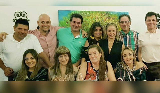 Juan Carlos Giatsidakis, Carlos Ríos, Jesús Iván Yáñez, Dora Haddad, Laura Correal, Cusi Yáñez y Juan Carlos Superlano. Sentadas: Rosario Sánchez, Mabel Hernández, Rocío Berbesí y Claudia Mora. Cortesía
