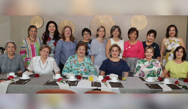 Marleny de Ararat, Alejandra Uribe, Raquel Rueda, Olga Gómez, Lucía Eslava, Marta Hernández de Colmenares, la cumpleañera Sonia Sauda de Rodríguez, Fanny Arenas y Josefina de Botta. Sentadas: Elvira de Montaña, Luddy de Nieto, Cecilia de Uribe, Teresa de González, Fanny de Figueredo y María Elena Llanes. César Obando
