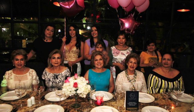 Adriana Valderrama, Camila Hernández Valderrama, Angélica Hernández Valderrama, Martina Ariza, Graciela de Peñaranda y Esperanza Pérez. Sentadas: Olguita de Valderrama, Carmen de Gómez, Alicia Acosta, Esperanza de la Cuadra y Teresa de Ortíz. Juan Pablo Cohen