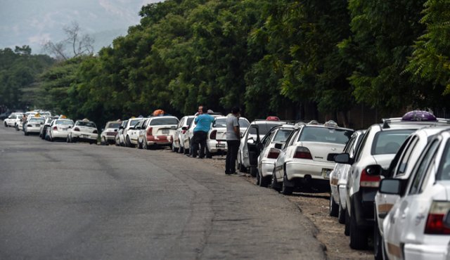 Los venezolanos deben hacer largas filas para conseguir gasolina. AFP