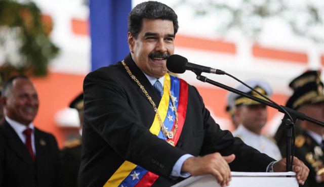 Maduro aseguró que su gobierno entrega a seis millones de familias cajas de alimentos a precios subsidiados, y que esta semana compró 933 toneladas de medicinas e insumos médicos a China, Cuba y Rusia. AFP