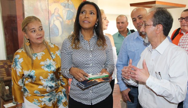 La ministra de Cultura, Carmen Vásquez, se le entregó un proyecto para la recuperación de la histórica edificación. En la imagen, junto con ella, la alcaldesa de Ocaña, Miriam Prada y el gestor, Luis Eduardo Páez. Cortesía
