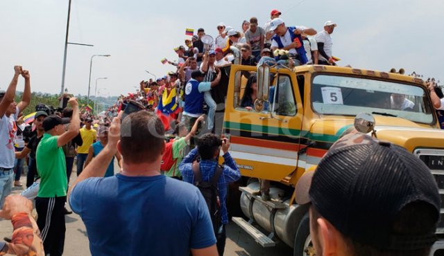 Los voluntarios intentan pasar a Ureña. Obando