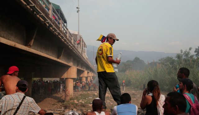 Para determinar los daños ocasionados por los incidentes registrados este sábado en el frustrado intento para llevar ayuda a Venezuela. Colprensa