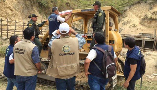 En el corregimiento Agua de la Virgen se inmovilizó una máquina por estar ejecutando trabajos que no estaban permitidos.
Cortesía