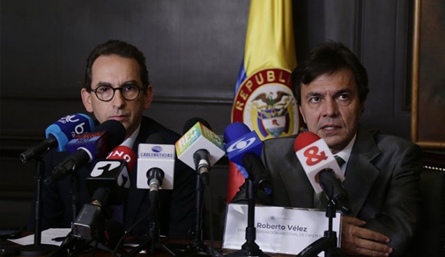Ministro de Agricultura, Andrés Valencia Pinzón y el gerente general de la Federación de Cafeteros (FNC), Roberto Vélez. Colprensa