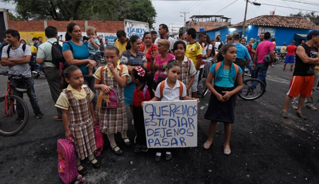A primera hora de la mañana, un pequeño grupo de niñas escolares sostenía un cartel con el mensaje: "Queremos estudiar. Déjenos pasar". AFP