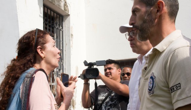 María Peralta habla aquí con el procurador Fernando Carrillo en las afueras del centro de migración de Villa del Rosario.
Alfredo Estévez / La Opinión