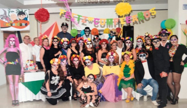 María Paula Assaf, Gladys de Lizarazo, Malena Lizarazo, Jimena, Sarai, Luz Marina de Assaf, Addaluz Assaf, Cecilia Gómez y Adolfo Moros. De pie: Camila Villamizar, Ricardo Villamizar, Luis Eduardo Barreto, Esperanza de Barreto, María Nella de Assaf, Gabriela Villamizar, Zulay León, Angela Rodríguez, Gladys de Assaf, Nelson Assaf, María Eugenia Peñaloza, Ruth Alicia Santos, Gabriel García Rey, Liliana Romero, Cruz Marina Berbesí, Viviana Barona, Jhony Alvernia, Jaime Sánchez, María Cecilia Pita, José Antonio Assaf, Ricardo Villamizar y Gustavo Adolfo Assaf. Cortesía