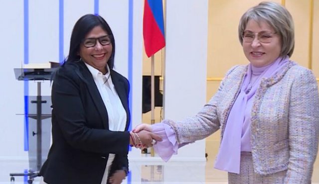 La vicepresidenta de Venezuela, Delcy Rodríguez, estrecha su mano con la presidenta del Senado ruso, Valentina Matviyenko. Twitter / Vicepresidencia de Venezuela
