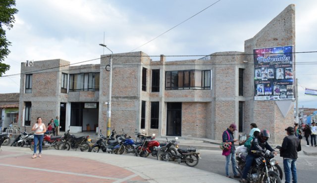 La sede de la Alcaldía está ubicada frente al parque principal del municipio de Ábrego, en la Provincia de Ocaña. Cortesía