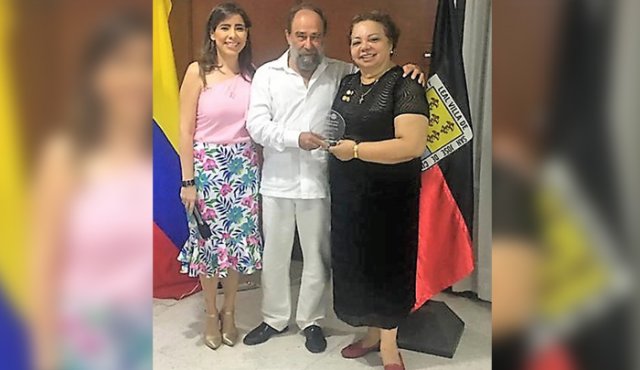 Nhora Patiño, Norberto Cáceres Amaya, director del Colegio FACE y María Eudoxia Becerra, quien hizo entrega de la distinción. Cortesía